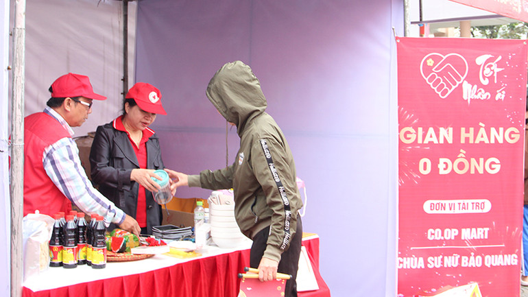 Chợ còn có gian hàng 0 đồng.