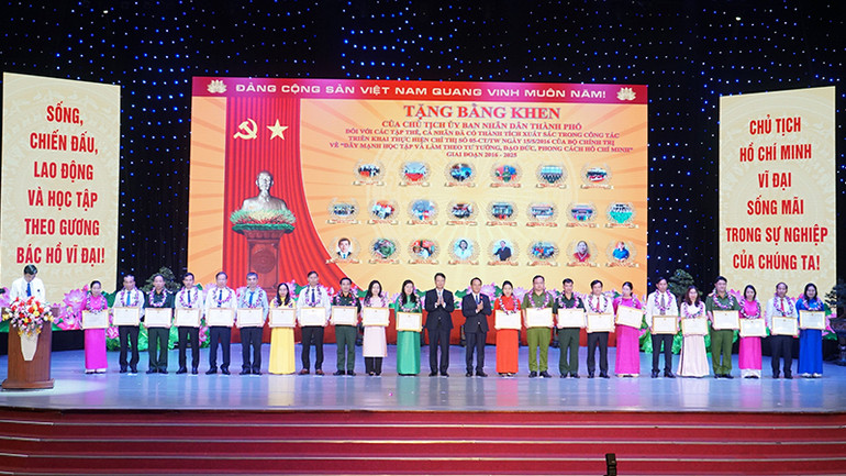 Tặng bằng khen của Chủ tịch Ủy ban nhân dân thành phố cho các tập thể, cá nhân.