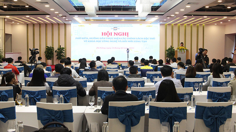 Toàn cảnh hội nghị.