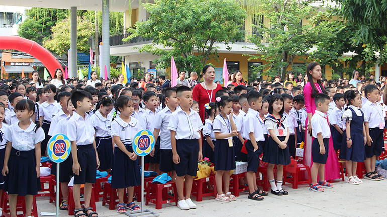 Học sinh, giáo viên chào cờ tại Lễ Khai giảng.