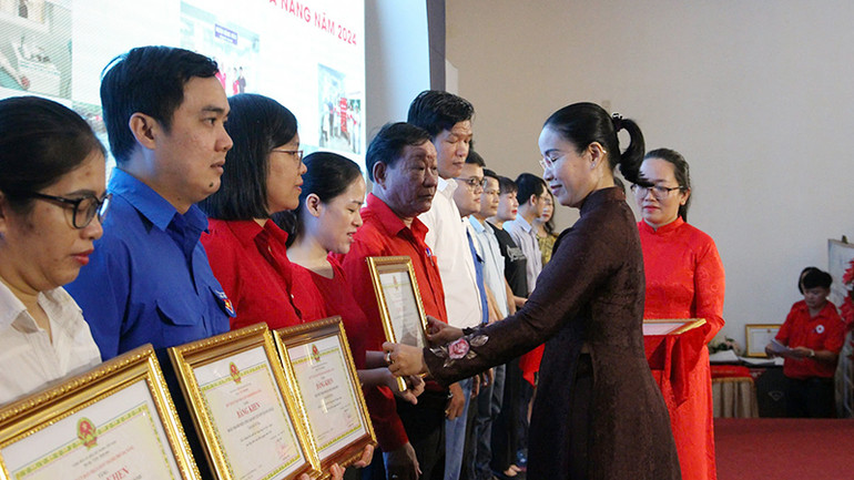 Các cá nhân, tập thể nhận Bằng khen của Chủ tịch Ủy ban nhân dân thành phố Đà Nẵng.