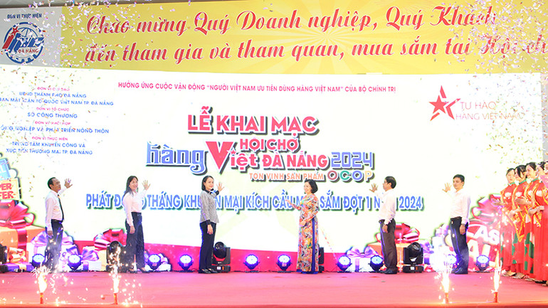 Đại biểu khai mạc Hội chợ hàng Việt.