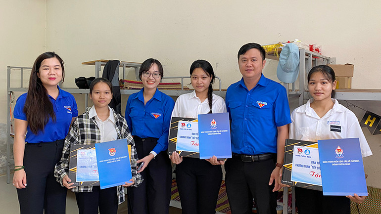 Thăm hỏi, tặng quà các thí sinh là người Cơ-tu.