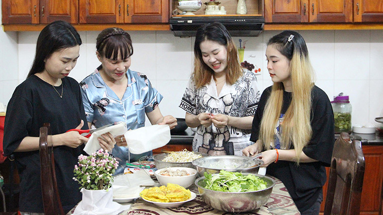 Những người con Lào trong gia đình bố mẹ Việt tại Chương trình homestay cho sinh viên Lào.