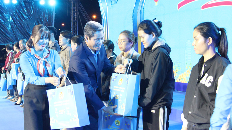 Đồng chí Huỳnh Thanh Xuân, Phó Chủ tịch Tổng Liên đoàn Lao động Việt Nam trao quà cho đoàn viên, người lao động.