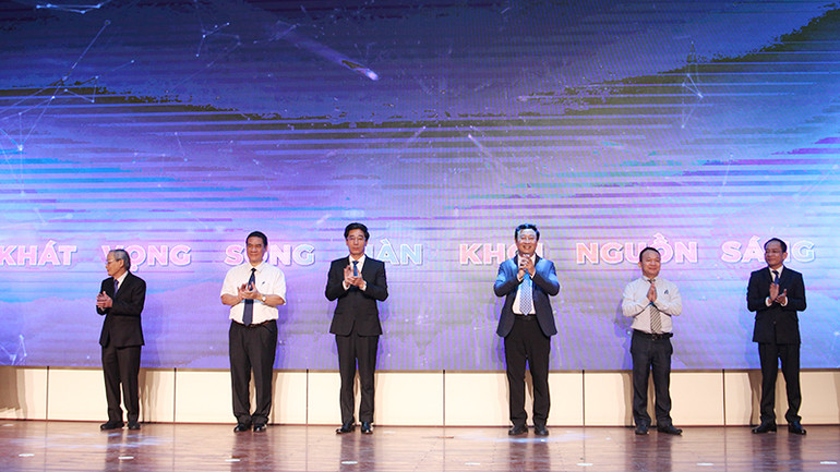 Đại biểu bấm nút khai mạc SURF 2023.