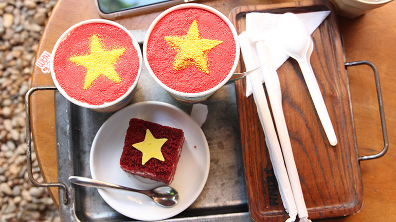 Nước và bánh ngọt có trang trí cờ Tổ quốc.