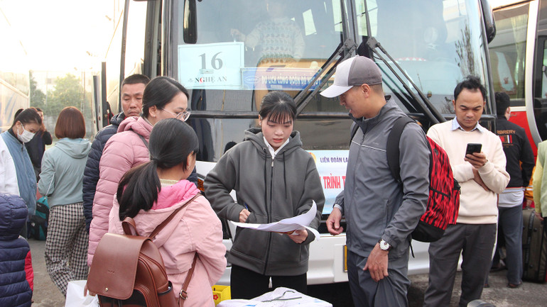Cán bộ công đoàn cơ sở điểm danh, dán phiếu hàng cho người lao động. Cán bộ công đoàn cơ sở điểm danh, dán phiếu hàng cho người lao động.