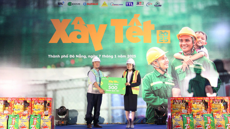 Chương trình trao 500 suất quà cho công nhân, người lao động.