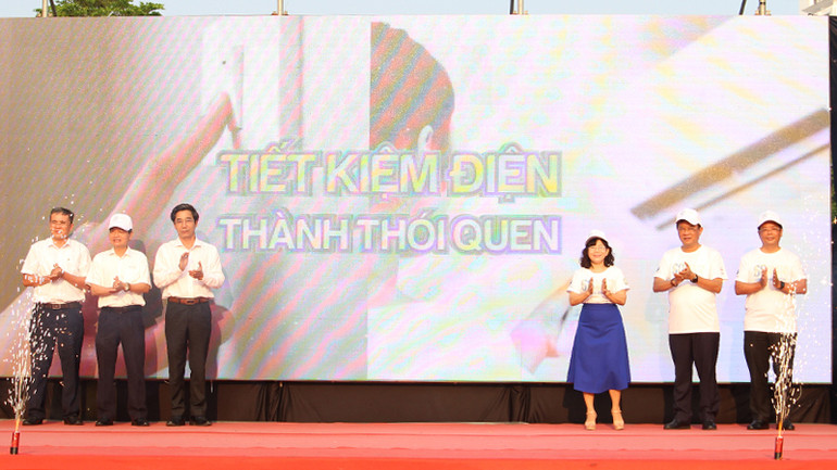 Đại biểu thực hiện nghi thức phát động