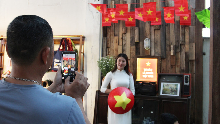 Các quán cà-phê đang thu hút đông khách đến hơn.