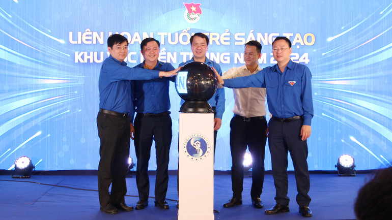 Đại biểu thực hiện nghi thức khai mạc.