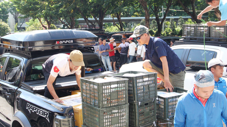 "Chúng tôi, những người con của đất Việt từ phương xa gửi về miền bắc chút nghĩa tình, mong bà con giữ vững tinh thần, bảo đảm được an toàn tính mạng, vượt qua khó khăn lần này", anh Lê Trí Hải, Chủ tịch Hội Doanh nhân trẻ thành phố Đà Nẵng chia sẻ.