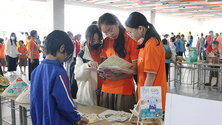 Các gian hàng hấp dẫn học sinh.