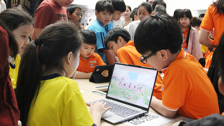 Học sinh hào hứng trải nghiệm.