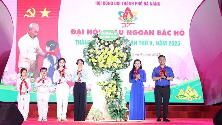 Hội đồng Đội Trung ương tặng hoa chúc mừng Đại hội.