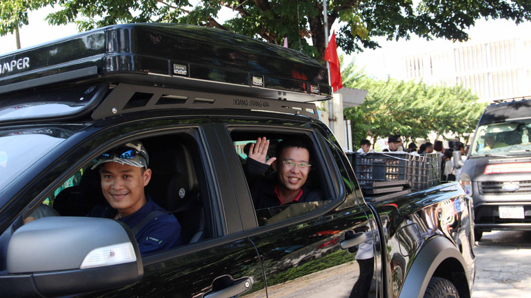 Những chuyến xe lăn bánh cùng các tình nguyện viên lên đường.