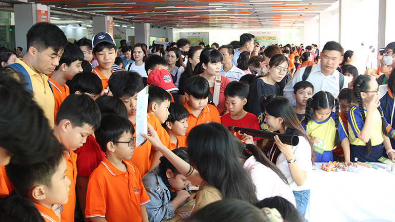 Hàng nghìn học sinh, phụ huynh từ các trường trên địa bàn thành phố về tham gia