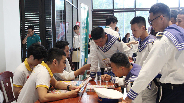 Quân nhân chuẩn bị xuất ngũ tìm hiểu nhu cầu tuyển dụng của các đơn vị, doanh nghiệp.