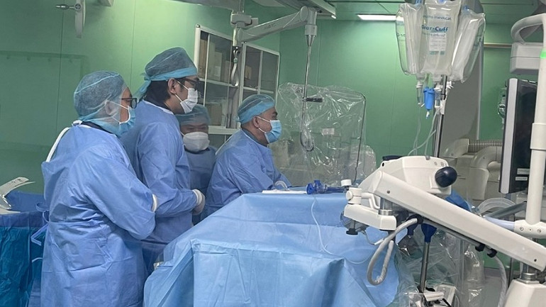 Ê-kíp y bác sĩ Bệnh viện Đa khoa Trung ương Cần Thơ đang cấp cứu sản phụ L.T.H.N. Ê-kíp y bác sĩ Bệnh viện Đa khoa Trung ương Cần Thơ đang cấp cứu sản phụ L.T.H.N.