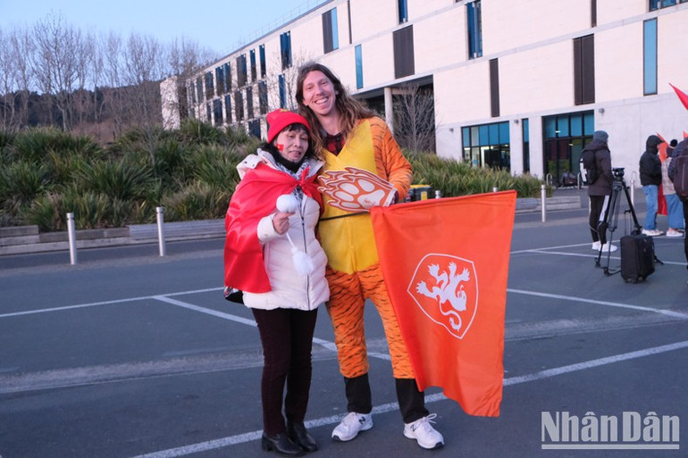 Cổ động viên Hà Lan và Việt Nam giao lưu. (Ảnh: ĐỖ ĐẠT)