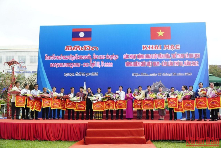 Lãnh đạo Bộ Văn hóa, Thể thao và Du lịch trao cờ lưu niệm tặng các đoàn tham gia ngày hội.