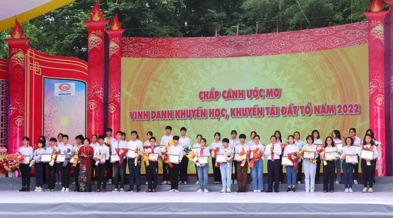 Trao thưởng cho các học sinh có thành tích trong học tập.