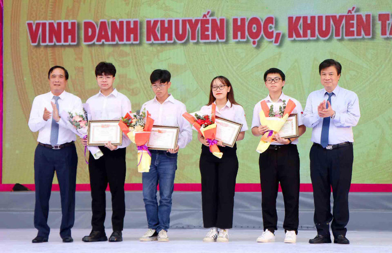 Lãnh đạo tỉnh Phú Thọ và Bộ Giáo dục và Đào tạo khen thưởng các học sinh đạt giải cao trong các kỳ thi học sinh giỏi.