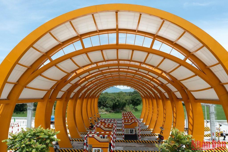 Trạm thu phí trên cao tốc Vân Đồn-Móng Cái được trang bị thu phí hệ thống tự động không dừng.