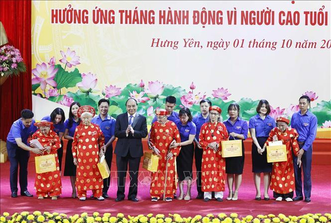 Chủ tịch nước Nguyễn Xuân Phúc tặng quà các cụ cao tuổi tại buổi lễ.