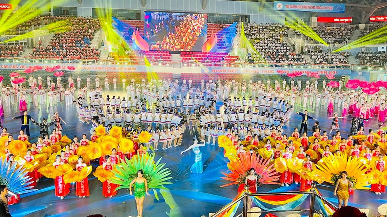 Đồng diễn nghệ thuật thể dục thể thao tại lễ khai mạc.