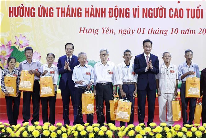 Bộ trưởng Lao động-Thương binh và Xã hội Đào Ngọc Dung và đồng chí Nguyễn Hữu Nghĩa tặng quà cho người cao tuổi có hoàn cảnh khó khăn.