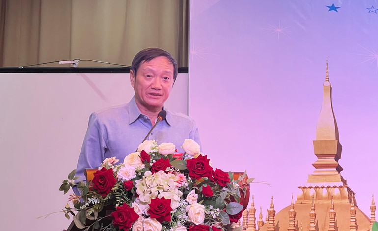 Đại sứ Việt Nam tại Lào Nguyễn Bá Hùng phát biểu tại Đại hội. (Ảnh: Trịnh Dũng)