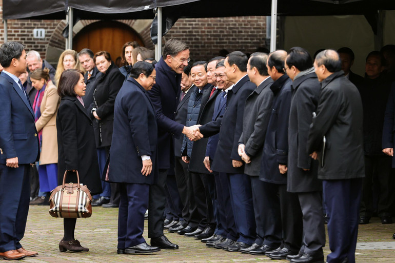 Thủ tướng Phạm Minh Chính giới thiệu thành phần đoàn Việt Nam tham dự lễ đón. (Ảnh: Nhật Bắc)