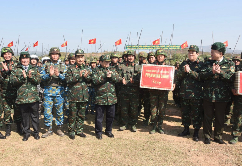 Thủ tướng Phạm Minh Chính tặng quà động viên cán bộ, chiến sĩ tham gia cuộc diễn tập. (Ảnh: TRẦN HẢI)