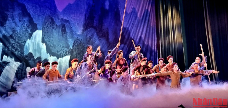 Ngôn ngữ múa với đạo cụ là những ống tre, nứa được kết thành bè, khối. (Ảnh: Đào Anh)