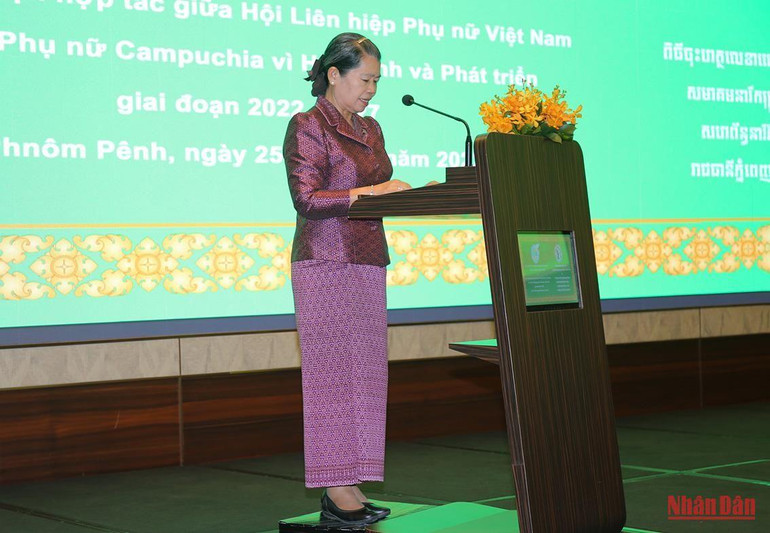 Phó Thủ tướng, Chủ tịch Hội Phụ nữ Campuchia vì Hòa bình và Phát triển Men Sam An phát biểu tại buổi lễ.