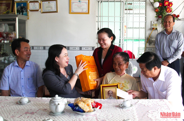 Phó Chủ tịch nước Võ Thị Ánh Xuân thăm Mẹ Việt Nam Anh hùng Phạm Thị Diểm ở xã Thạnh Quới, huyện Long Hồ, tỉnh Vĩnh Long.