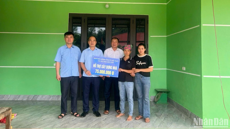 Ban Nội chính Tỉnh ủy Bắc Kạn trao hỗ trợ xây nhà Đại đoàn kết cho hộ bà Bàn Thị Thim, thôn Nà Lẹng, xã Sỹ Bình, huyện Bạch Thông. (Ảnh: TUẤN SƠN)