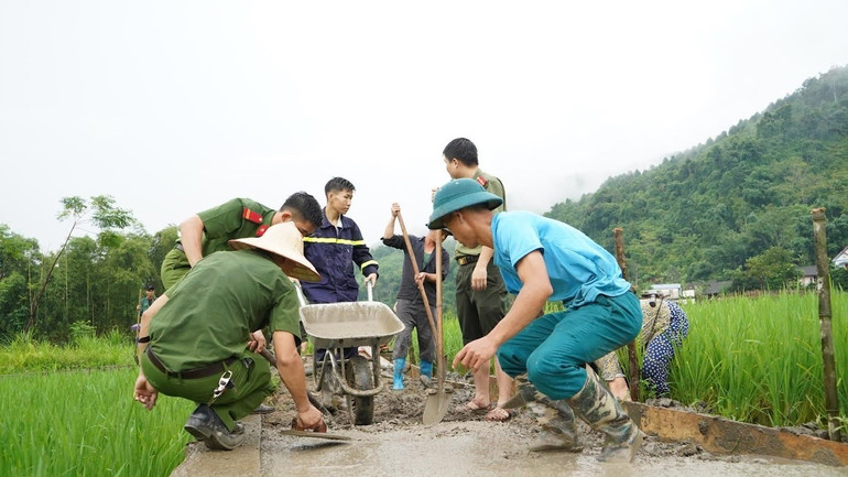 Cán bộ, chiến sĩ Công an tỉnh Bắc Kạn góp sức xây dựng công trình nông thôn mới cho xã Giáo Hiệu, huyện Pác Nặm. (Ảnh: THÙY DƯƠNG)