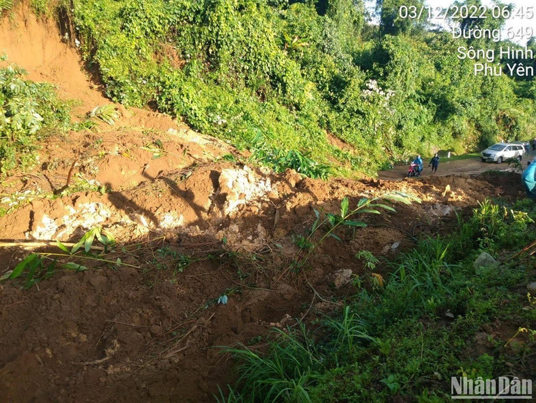 Toàn bộ mặt đường tuyến 19C qua xã EaTrol, huyện Sông Hinh bị đất đá bồi lấp gây ách tắc giao thông.
