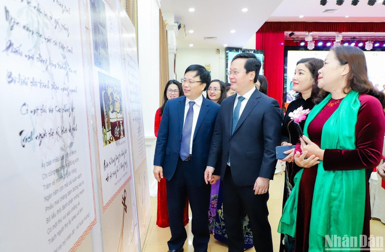 Các đại biểu tham quan trưng bày các tác phẩm của nữ sĩ Hồ Xuân Hương.