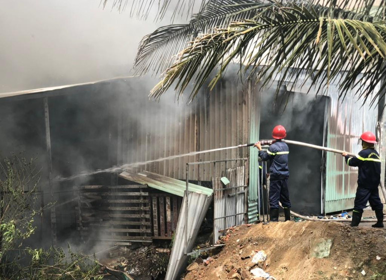 Lực lượng chữa cháy phun nước dập lửa.