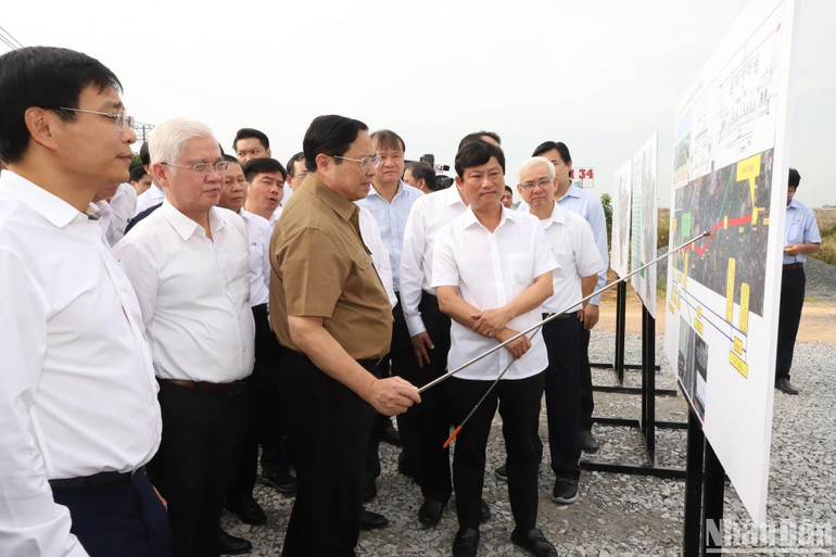 Thủ tướng Chính phủ Phạm Minh Chính khảo sát dự án đường cao tốc Thành phố Hồ Chí Minh-Thủ Dầu Một-Chơn thành tại thị xã Tân Uyên.