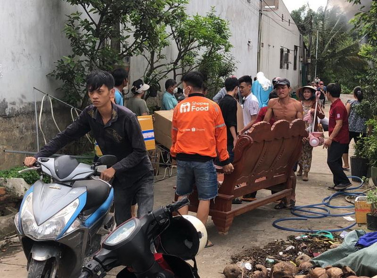 Người dân di dời tài sản để tránh cháy lan.