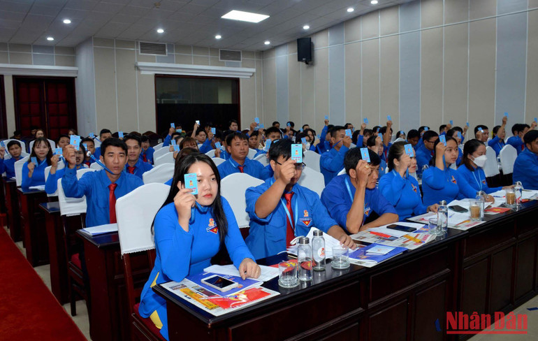 Biểu quyết thông qua kết quả bầu cử Ban Chấp hành Đoàn TNCS Hồ Chí Minh tỉnh Bình Thuận khóa 13, nhiệm kỳ 2022-2027.