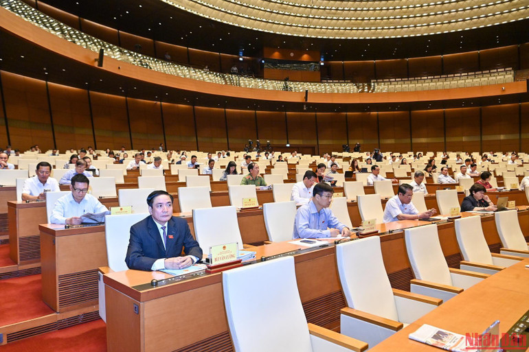 Các đại biểu tham dự phiên chất vấn tại phiên họp thứ 14. (Ảnh: Duy Linh) Các đại biểu tham dự phiên chất vấn tại phiên họp thứ 14. (Ảnh: Duy Linh)