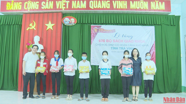 Nhà xuất bản Giáo dục Việt Nam tổ chức tặng sách giáo khoa cho học sinh có hoàn cảnh khó khăn tỉnh Trà Vinh.