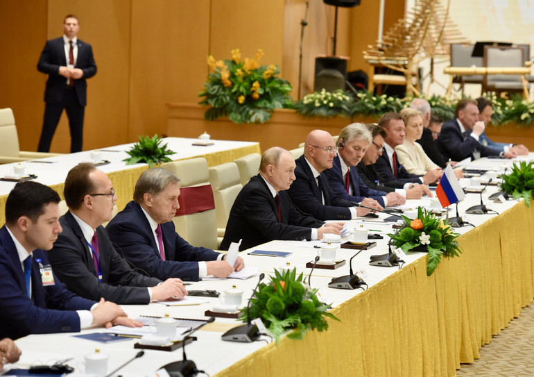 Tổng thống Liên bang Nga Vladimir Putin và các thành viên tham dự buổi hội kiến.