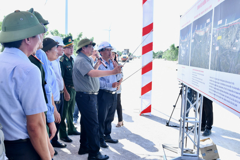 Thủ tướng Phạm Minh Chính chỉ đạo tiến độ thi công đường ven biển và cầu Nhật Lệ 3.